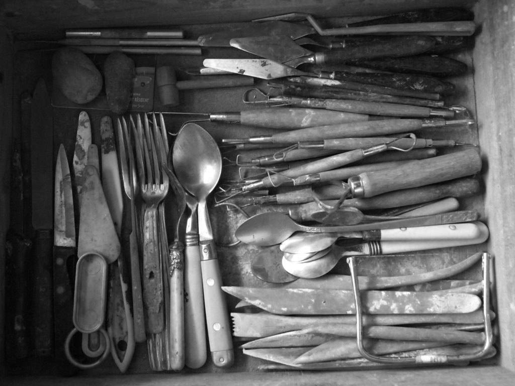 Animer avec la terre. Outils pour travailler la terre.
