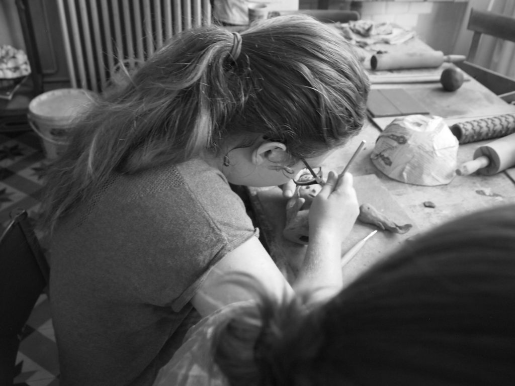 Petite fille façonnant la céramique. Formation technique céramique.