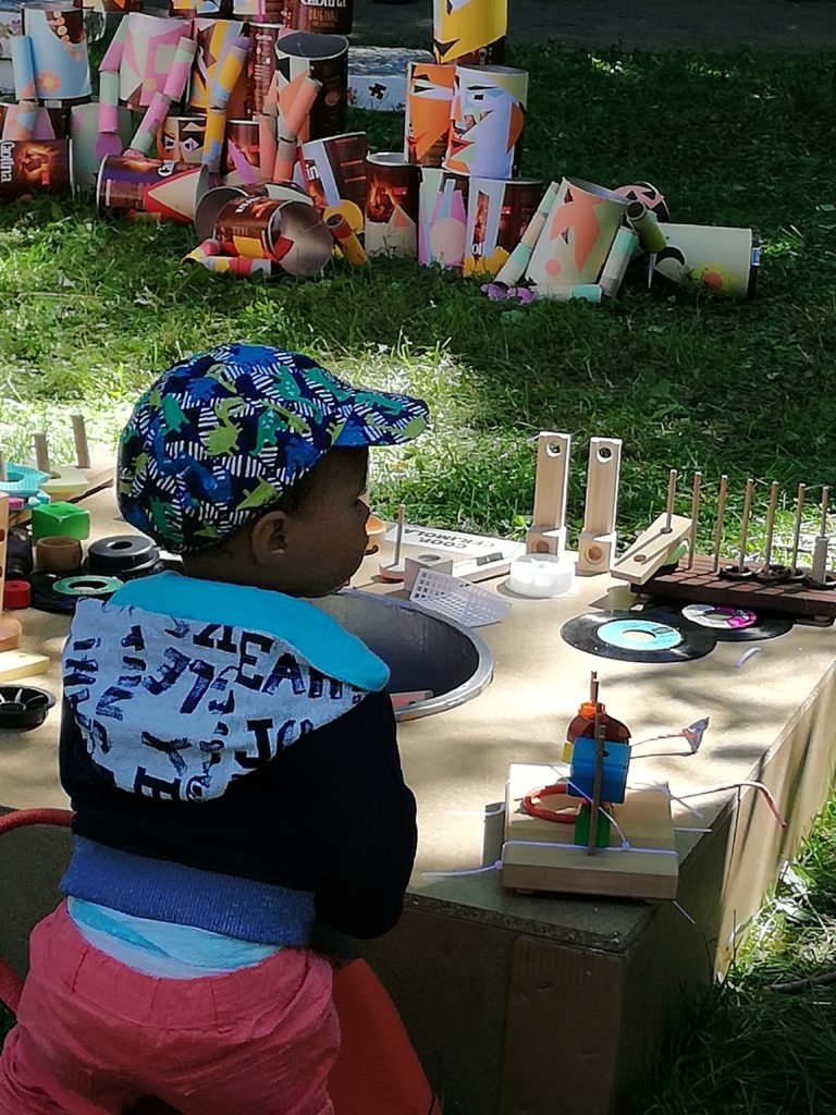 Proposition pour de jeunes enfants. Dispositifs pour manipuler des formes. outils pédagogiques