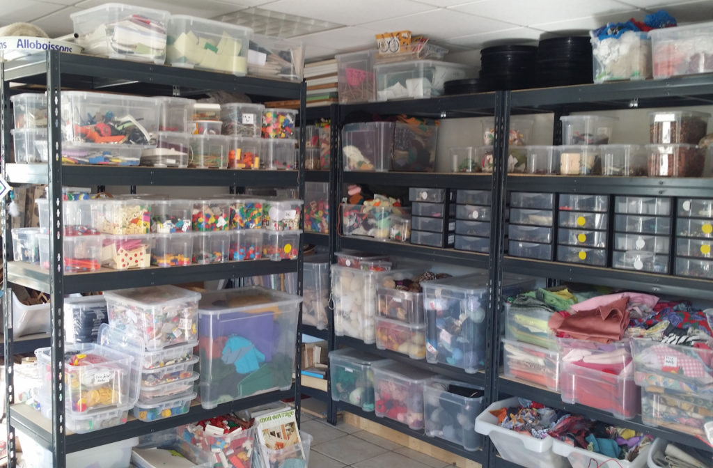 Professionnels de l'animation. Stockage de matériaux de récupération.